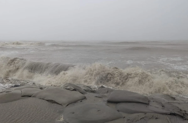 নিম্নচাপের প্রভাবে উত্তাল সাগর, বন্দরে ৩ নম্বর সংকেত