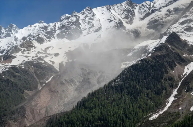 যেভাবে ধসে পড়ল সুইজারল্যান্ডের বার্চ হিমবাহ