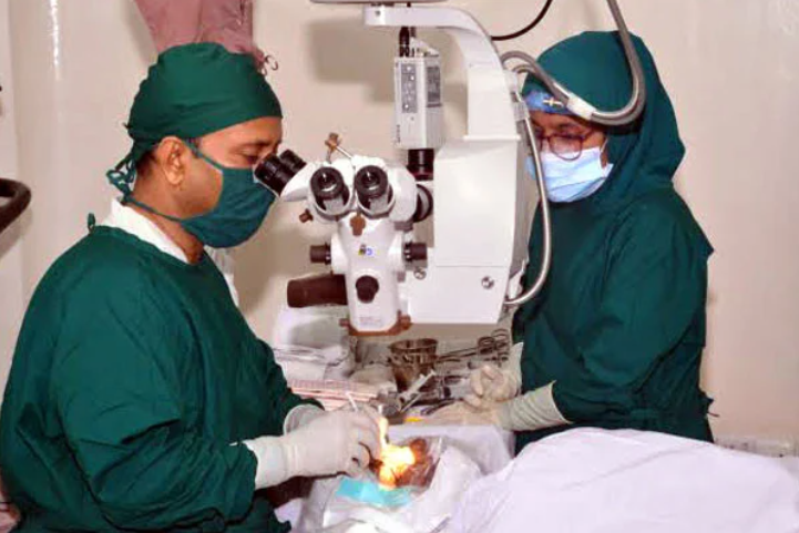 বিনামূল্যে বসুন্ধরা চক্ষু হাসপাতালে ৩৮ জনের ছানি অপারেশন