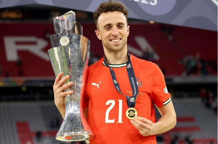 সড়ক দুর্ঘটনায় পর্তুগিজ ফুটবলার দিয়োগো জোতার মৃত্যু