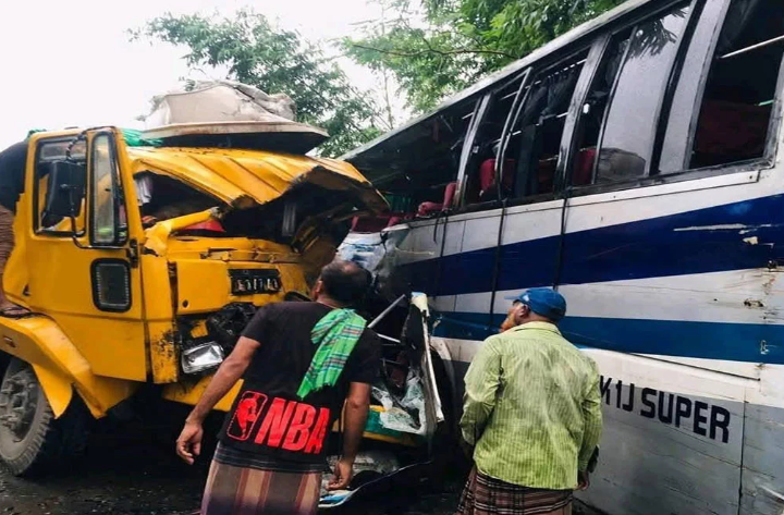 পাবনায় বাস-ট্রাক সংঘর্ষে নিহত ৩