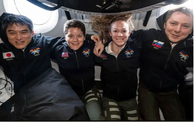 মহাকাশ স্টেশন থেকে পৃথিবীতে যাত্রা শুরু পাঁচ নভোচারীর