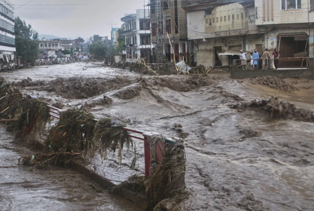 পাকিস্তানে বন্যা ও ভূমিধসে নিহতের সংখ্যা ৩৫০ ছাড়াল