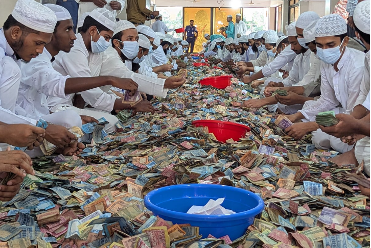পাগলা মসজিদের দানবাক্সে এবার মিলল ৩২ বস্তা টাকা, চলছে গণনা