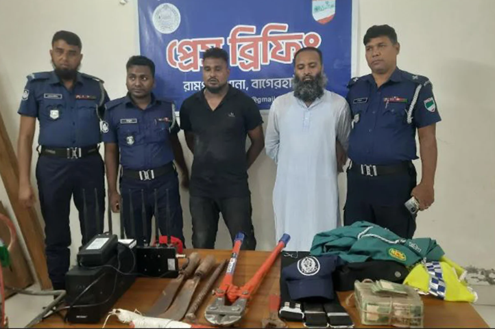 পুলিশের পোশাক পরে ডাকাতি, আটক ২