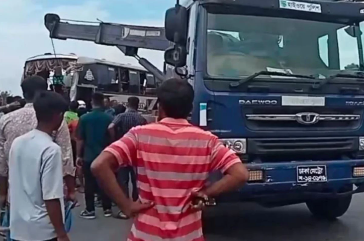 ঢাকা-ভাঙ্গা এক্সপ্রেসওয়েতে ৪ বাসের সংঘর্ষে আহত ২০