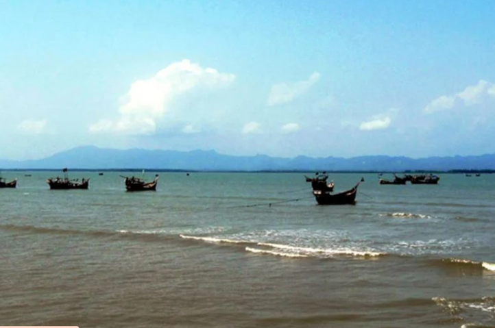 ট্রলারসহ ৩০ জেলেকে ধরে নিয়ে গেল আরাকান আর্মি