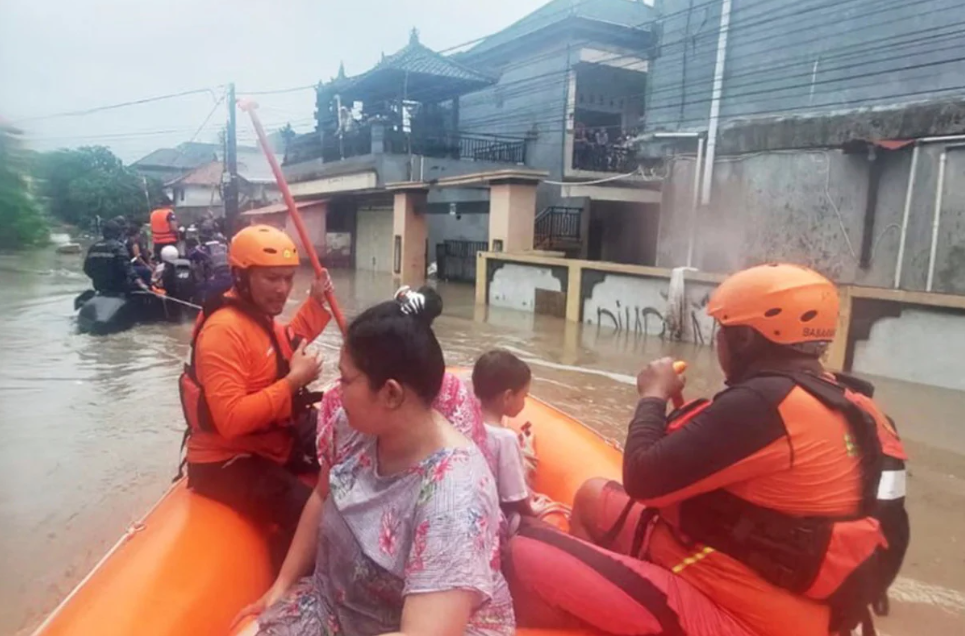 ইন্দোনেশিয়ার বন্যায় মৃত বেড়ে ২৩