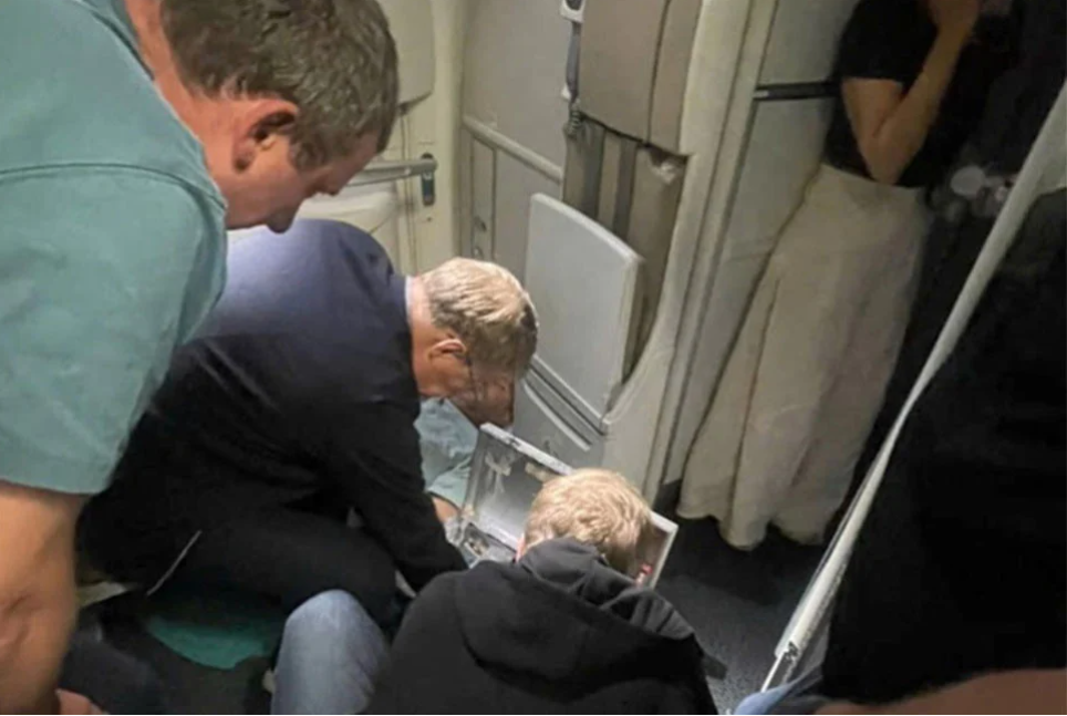 মাঝ আকাশে অসুস্থ যাত্রীকে বাঁচালেন রাশিয়ার স্বাস্থ্যমন্ত্রী