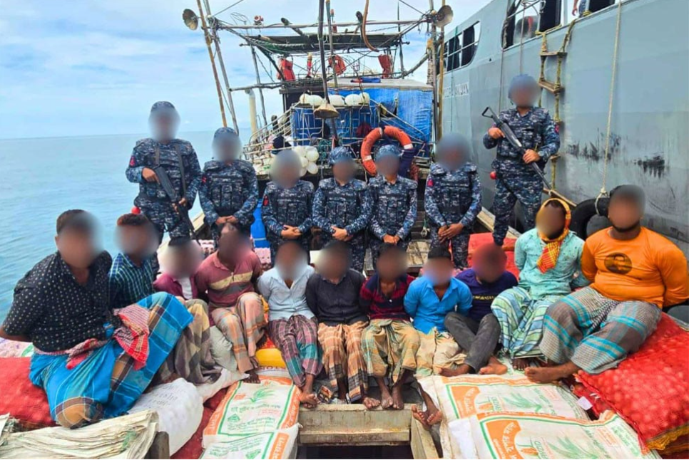 বঙ্গোপসাগরে নৌবাহিনীর অভিযানে ১১ পাচারকারী আটক