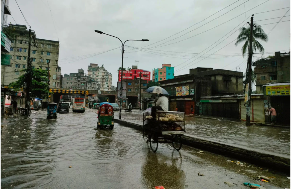 ঢাকায় মুষলধারে বৃষ্টি-বজ্রপাত, জলাবদ্ধতা