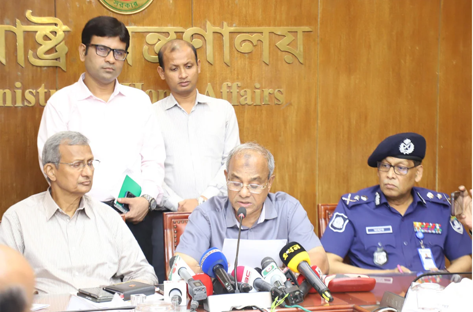 দুর্গাপূজায় এবার মণ্ডপের পাশাপাশি আইনশৃঙ্খলা বাহিনীর সদস্য সংখ্যা বেড়েছে : স্বরাষ্ট্র উপদেষ্টা