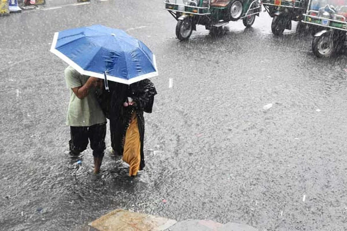 আজ ঢাকায় বজ্রসহ ভারী বৃষ্টির আভাস, জলাবদ্ধতার শঙ্কা