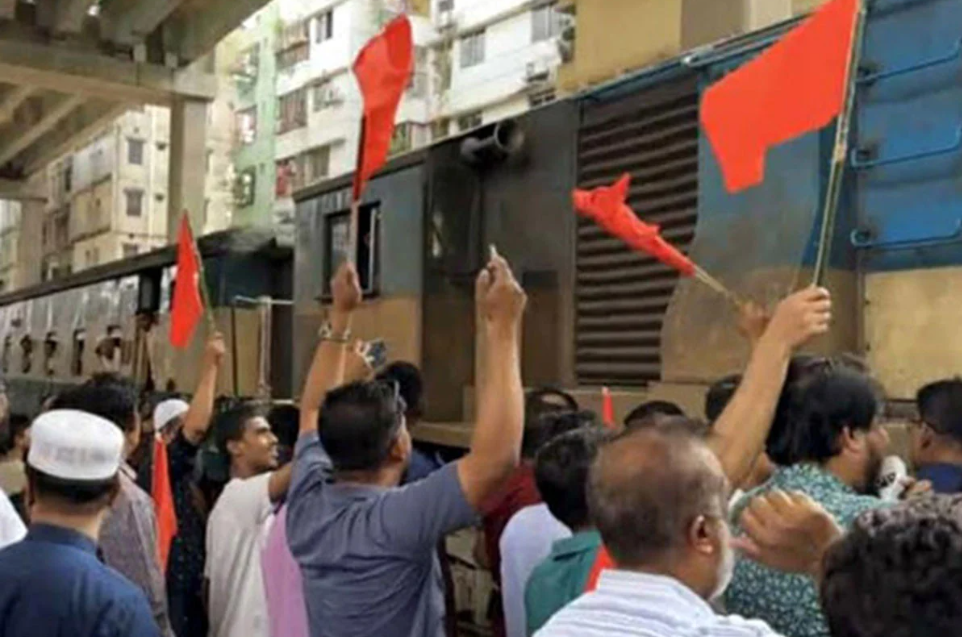 ৮ দফা দাবিতে মগবাজারে ২ ঘণ্টা ট্রেন আটকে বিক্ষোভ