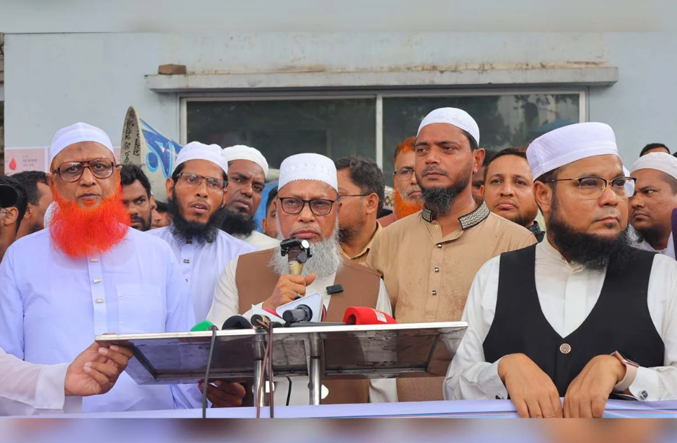 প্রাথমিক বিদ্যালয়ে ধর্মীয় শিক্ষক নিয়োগের দাবিতে মানববন্ধন