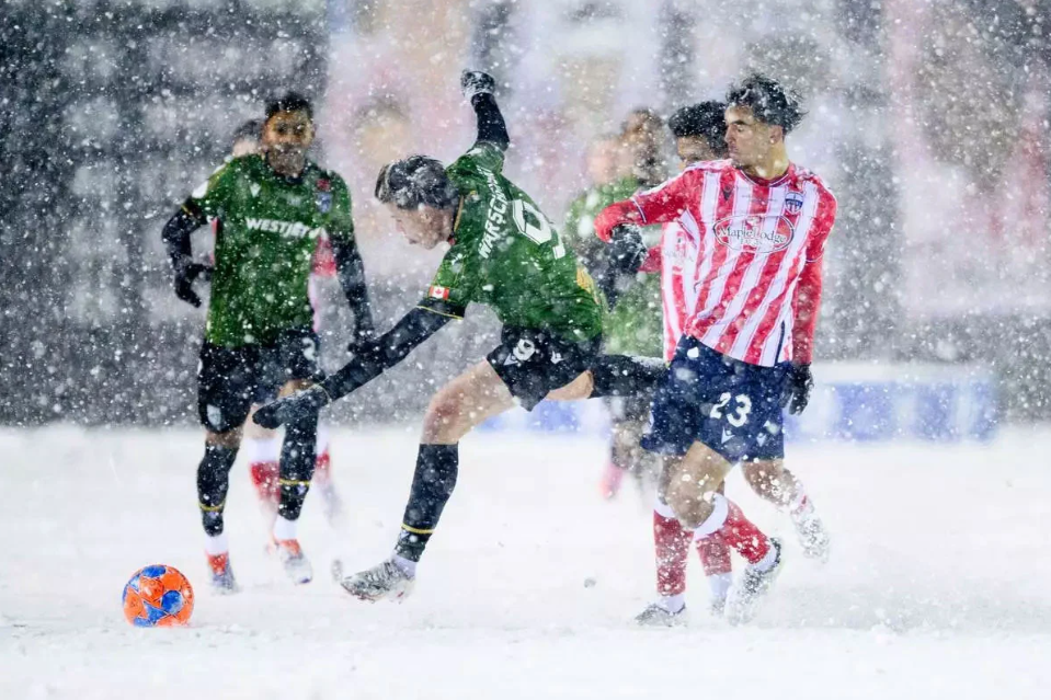 তুষারঝড়ের মাঝেই রুদ্ধশ্বাস ফাইনাল, কপাল পুড়ল সমিতদের