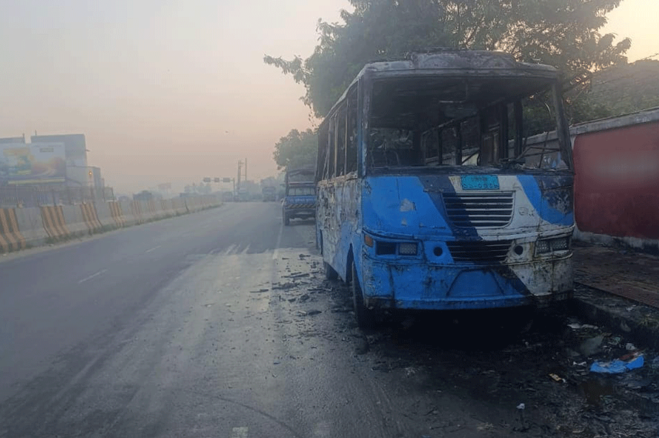 সাতসকালে ঢাকা-চট্টগ্রাম মহাসড়কে বাসে আগুন