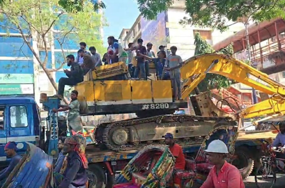 ধানমন্ডি ৩২-এ নেওয়া হচ্ছে দুটি বুলডোজার