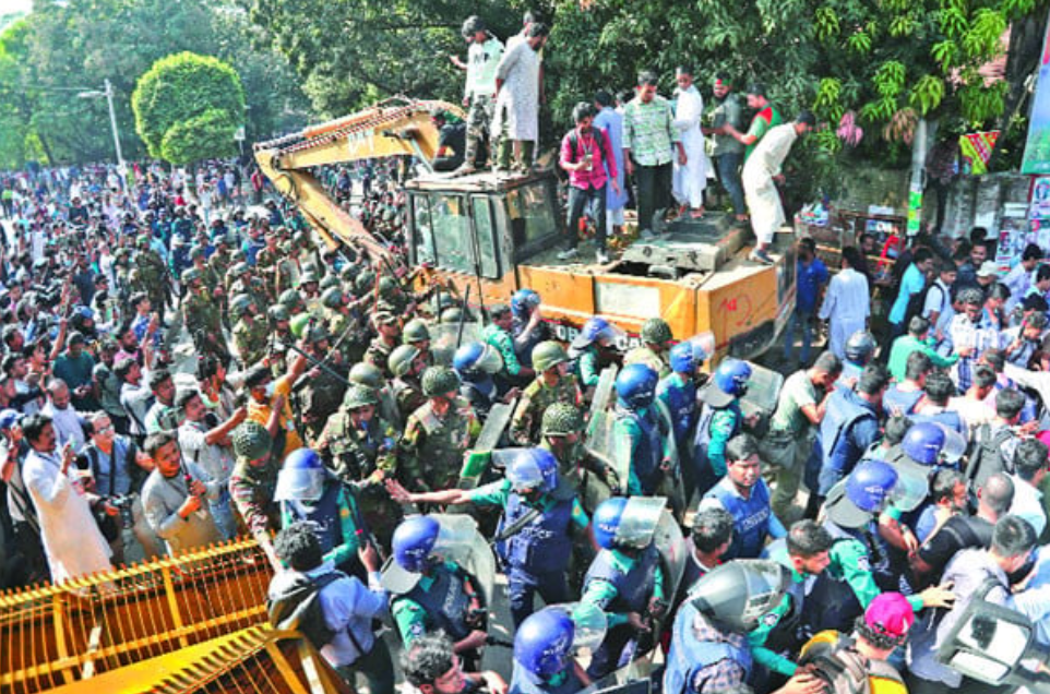 তুলকালাম ধানমন্ডি ৩২ নম্বরে