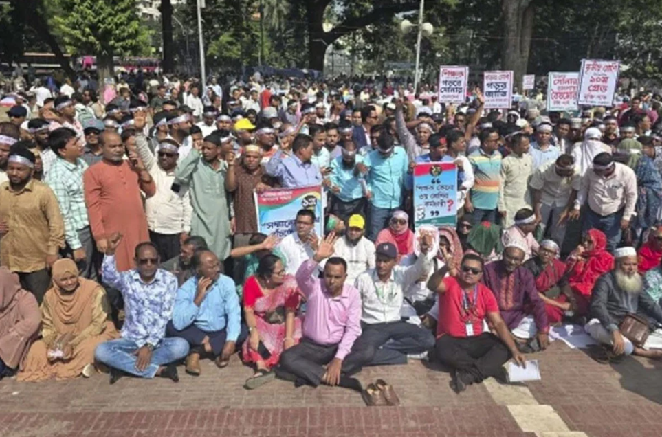 আজ থেকে প্রাথমিক শিক্ষকদের ফের অনির্দিষ্টকালের কর্মবিরতি