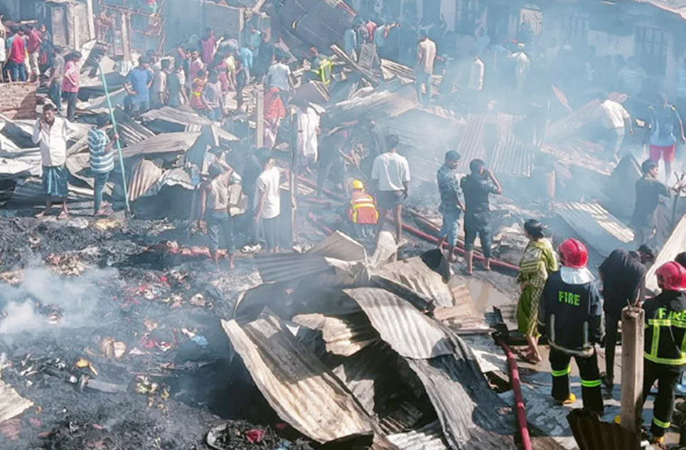 চট্টগ্রামে বস্তিতে আগুন