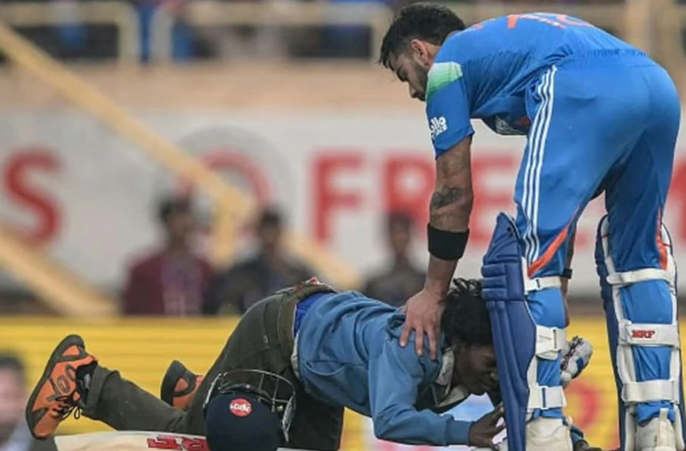 বিরাট কোহলির পা ছুঁয়ে কারাগারে যুবক, বাড়িতে বাড়ছে উৎকণ্ঠা