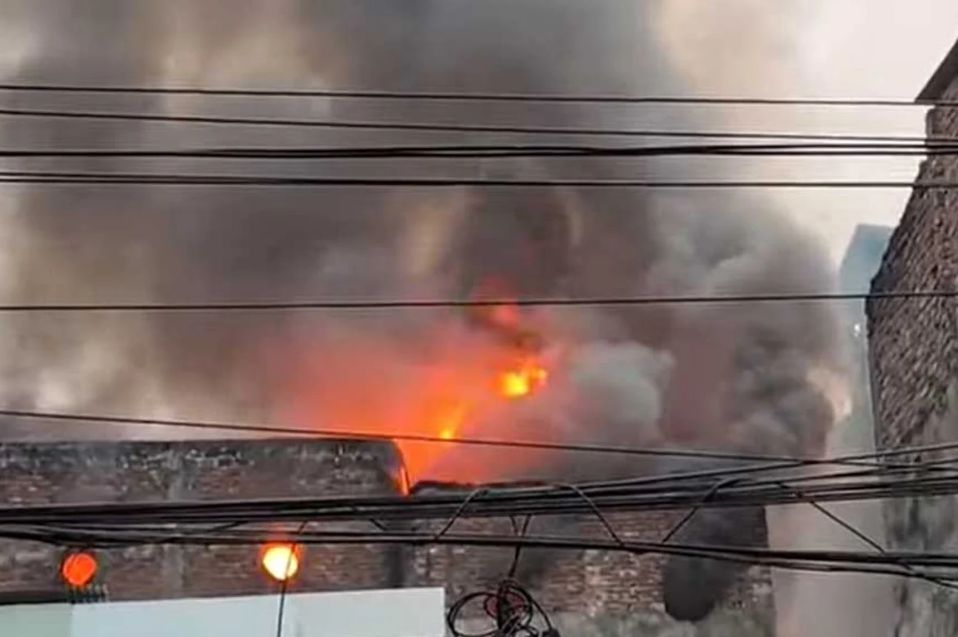 সোয়া এক ঘণ্টা পর চকবাজারের আগুন নিয়ন্ত্রণে