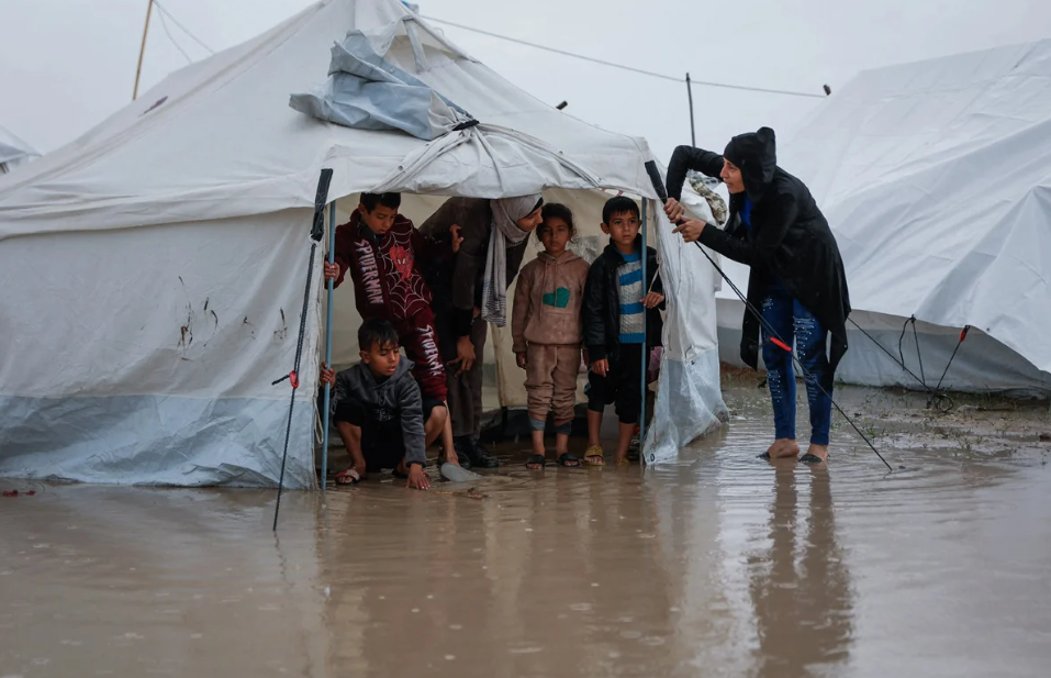 গাজায় শক্তিশালী ঝড় বাইরনের আঘাতে মৃত্যু বেড়ে ১৪