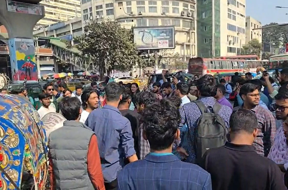 স্বরাষ্ট্র উপদেষ্টার পদত্যাগের দাবিতে শাহবাগ ব্লকেড