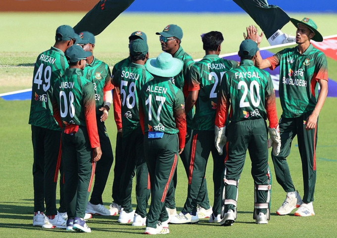 পাকিস্তানকে হারিয়ে টানা তৃতীয়বার ফাইনালে খেলার স্বপ্ন যুবাদের