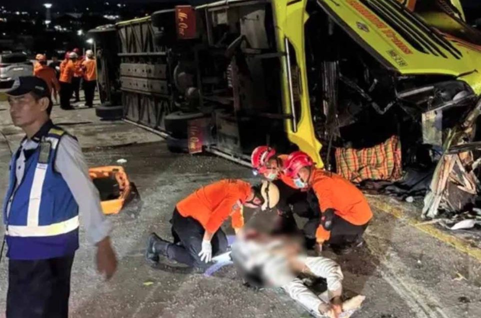 ইন্দোনেশিয়ায় বাস উল্টে নিহত ১৬