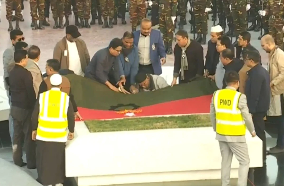 শ্রদ্ধা-ভালোবাসা, চোখের জলে স্বামীর পাশে সমাহিত আপসহীন নেত্রী