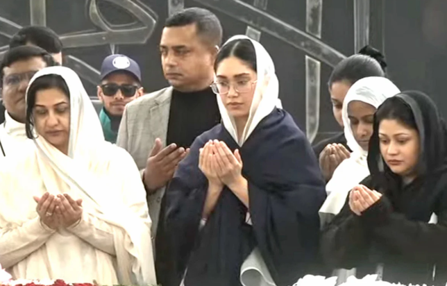 খালেদা জিয়ার কবর জিয়ারত করলেন নাতনি জাইমা ও পরিবারের সদস্যরা