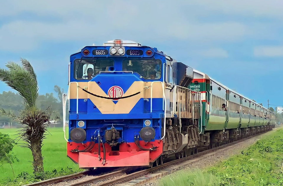 রেলে বিনা টিকিটে ২ হাজার যাত্রীর থেকে ৪ লাখ টাকা আদায়