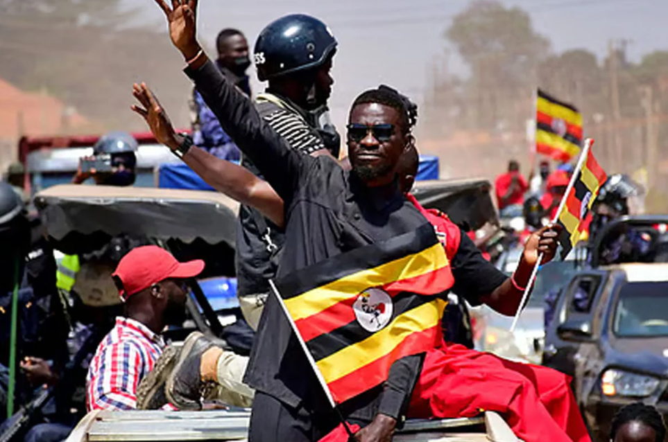 হেলিকপ্টারে তুলে নেওয়া হলো উগান্ডার প্রেসিডেন্ট প্রার্থীকে